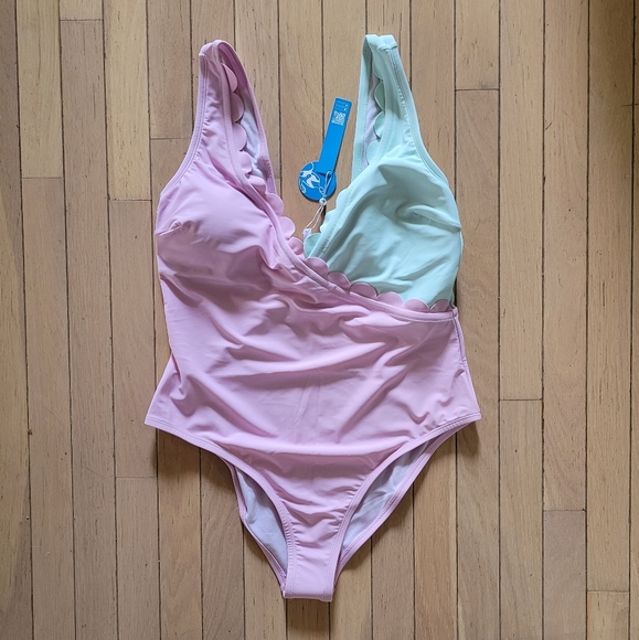 🔥CLEARANCE🔥 NWT Scalloped One Piece Bathing Suit - Picture 1 of 6